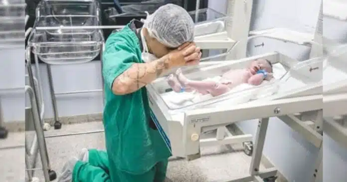 Momento emocionante de um pai ao lado do berço do filho conquista as redes sociais