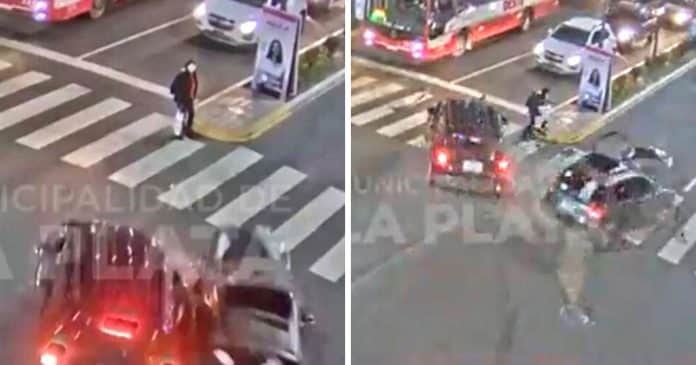 Mulher milagrosamente se salva após colisão entre dois carros: ela ficou no meio e escapou ilesa