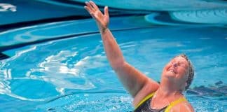 Nadadora de 79 anos ganha medalha de ouro inédita no nado sincronizado