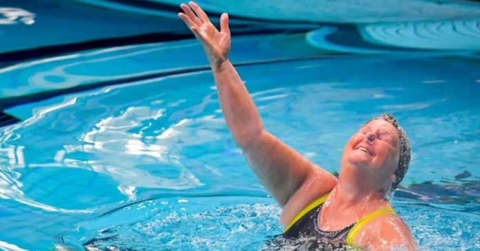 Nadadora de 79 anos ganha medalha de ouro inédita no nado sincronizado