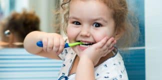 Não escovar os dentes à noite antes de dormir pode aumentar o risco de infarto e AVC