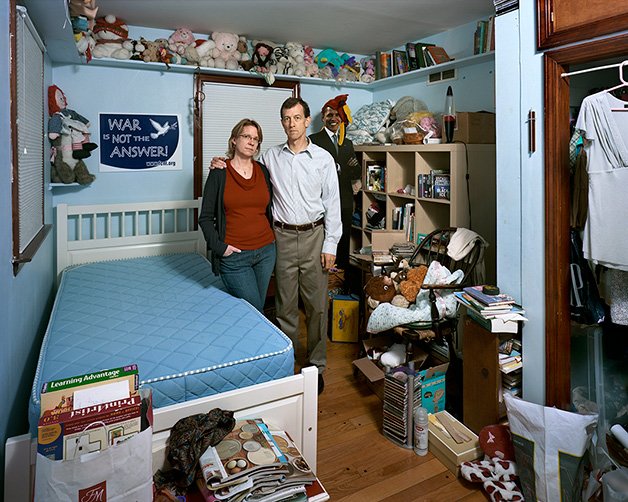 sabiaspalavras.com - Síndrome do ninho vazio: imagens mostra pais nos quartos dos filhos que saíram de casa