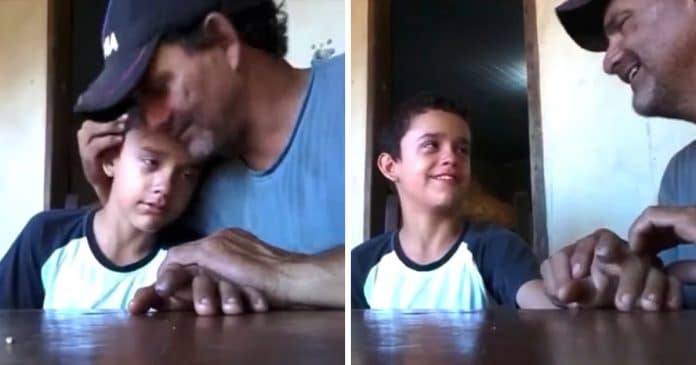 Vídeo emocionante onde pai mostra dedo machucado do filho após uma martelada: “Um beijinho do papai sara?”