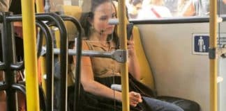 Após polêmica, Larissa Manoela posta foto dentro de ônibus: ‘A vida como ela é’