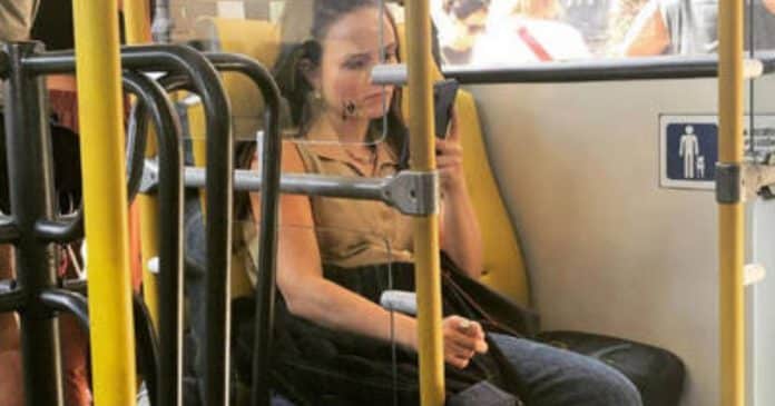 Após polêmica, Larissa Manoela posta foto dentro de ônibus: ‘A vida como ela é’