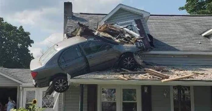 Carro colide “intencionalmente” com o segundo andar de uma casa nos EUA