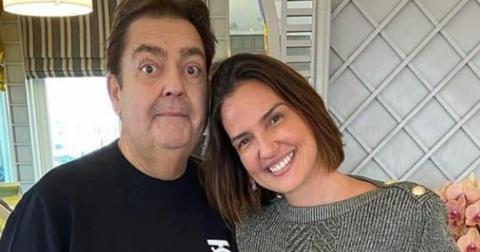 Esposa de Faustão revela emoções em meio a internação do apresentador: “Esperar”