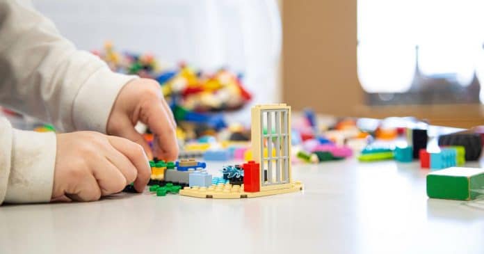 Lego lança peças com escritas em braille para crianças com deficiência visual