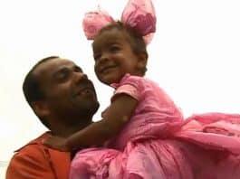 Pai usa sacolas de plástico para criar vestido de princesa para filha