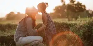 Psicóloga adverte pais sobre beijar seus filhos na boca: “Pode confundir as crianças”