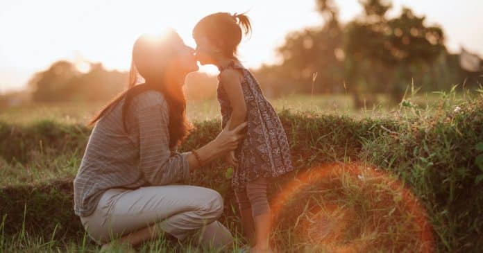 Psicóloga adverte pais sobre beijar seus filhos na boca: “Pode confundir as crianças”