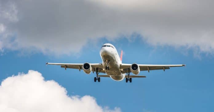 Avião é forçado a retornar depois que passageiro teve “ataque de diarreia” que afetou todos no voo