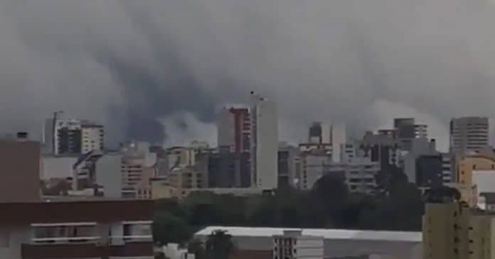 Imagens chocam ao mostrar enorme nuvem cobrindo cidade no Brasil
