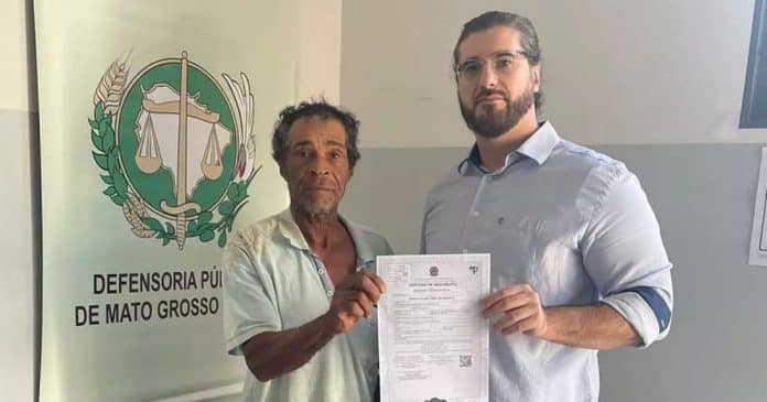 Idoso obtém sua primeira certidão de nascimento após 65 anos: “Não existia”