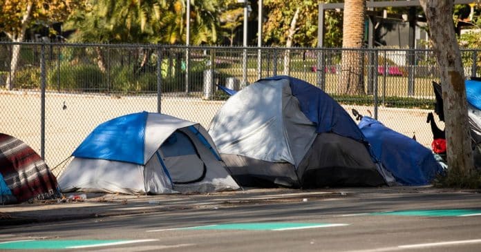 Imigrantes brasileiros estão com dificuldades para pagar aluguel em Portugal e moram em barracas