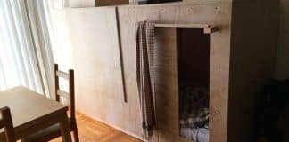 Jovem decide morar em um cubículo de madeira e paga R$2.500 de aluguel