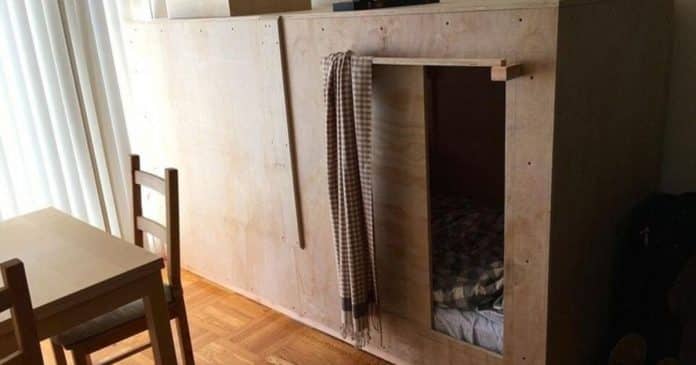 Jovem decide morar em um cubículo de madeira e paga R$2.500 de aluguel