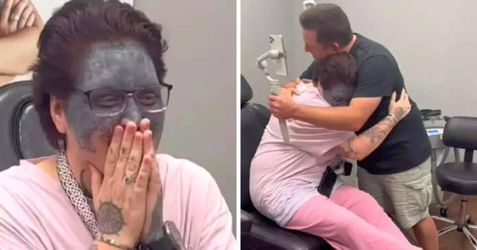 Mulher cujo rosto foi tatuado por namorado abusivo ‘contra sua vontade’ finalmente está removendo a tatuagem