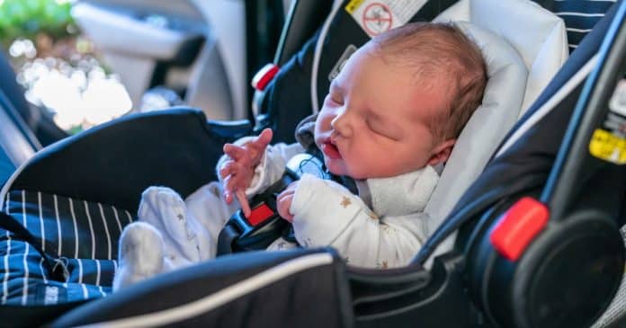 Pais esquecem recém-nascido no táxi depois de deixarem maternidade