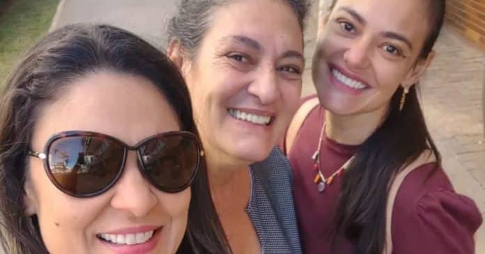 “Minha mãe tem Alzheimer aos 59 e decidimos viver cada momento”: Filha mudou a vida para a deixar mais feliz