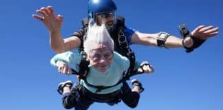 Idosa de 104 anos salta de paraquedas e pode ser paraquedista mais velha do mundo