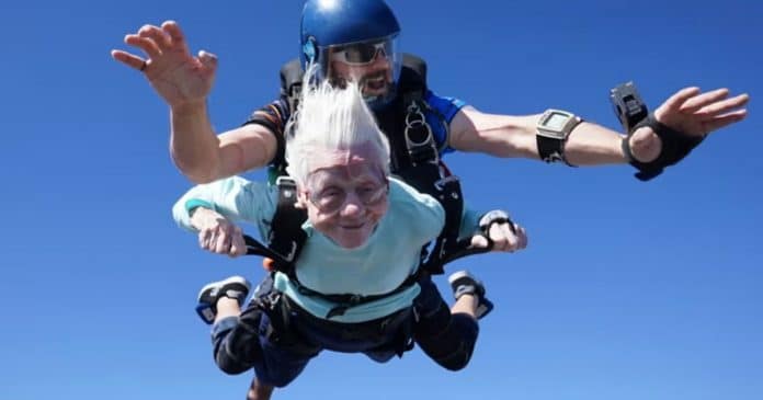 Idosa de 104 anos salta de paraquedas e pode ser paraquedista mais velha do mundo