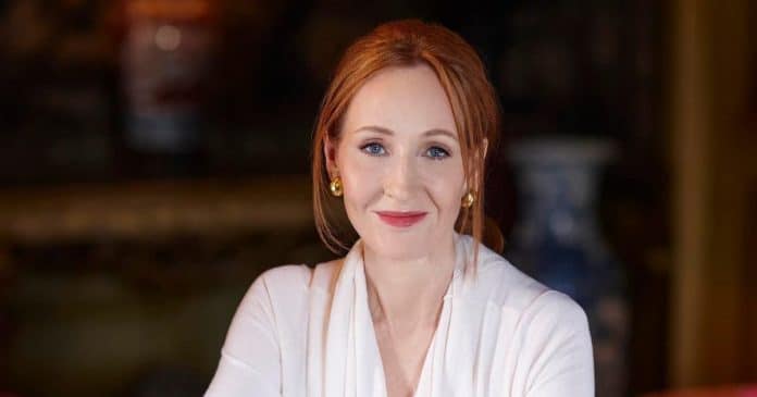 J.K. Rowling critica uso de pronomes neutros e desafia pena de prisão