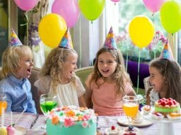 Mãe fica furiosa por sua filha ser a única da classe não convidada para um aniversário