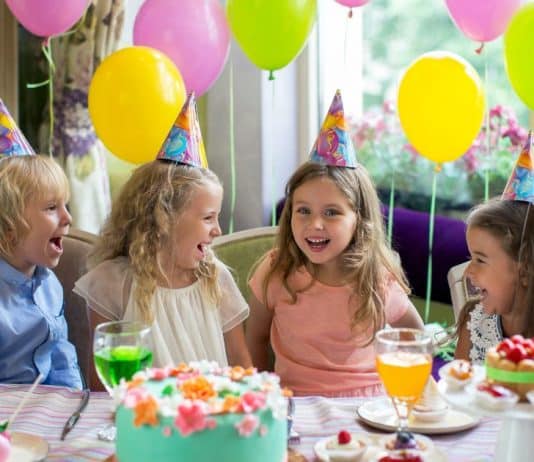 Mãe fica furiosa por sua filha ser a única da classe não convidada para um aniversário