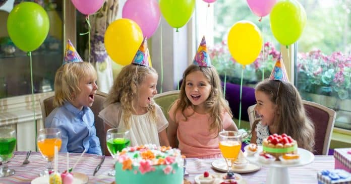 Mãe fica furiosa por sua filha ser a única da classe não convidada para um aniversário