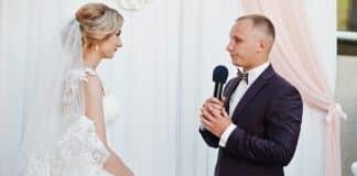 Noivo expõe traição de esposa com o padrinho durante discurso de casamento