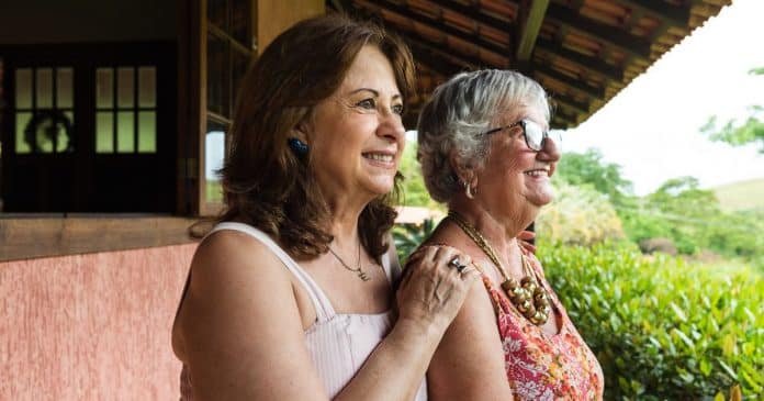 “Nunca tive filhos – então, em vez disso, cuido dos idosos”; mulher dedica o seu tempo cuidando de velhinhos