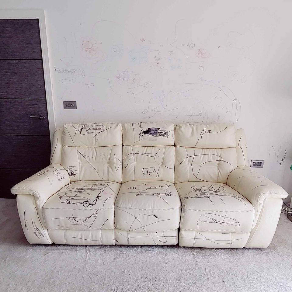 sabiaspalavras.com - Pai tenta vender sofá todo rabiscado por filhos por 8 mil: você compraria?
