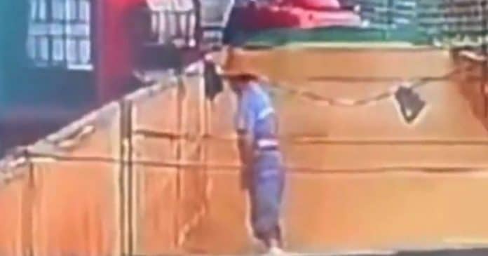 VÍDEO: Funcionário de fábrica de cerveja é flagrado urinando em tanque