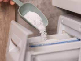 Adeus roupa amarrotada: coloque este simples ingrediente na máquina de lavar