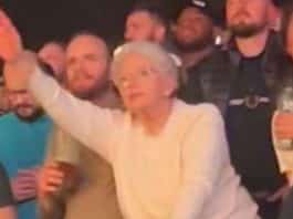 Aos 64 anos, idosa fã de hip hop viraliza nas redes sociais após ir a show de 50 cent