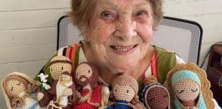 Aos 95 anos, idosa descobre liberdade financeira trabalhando com bonecos artesanais