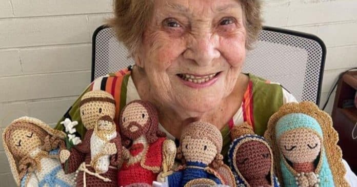 Aos 95 anos, idosa descobre liberdade financeira trabalhando com bonecos artesanais