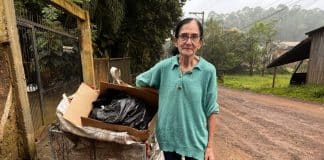 Aposentada faz viagem dos seus sonhos após conseguir dinheiro com reciclagem