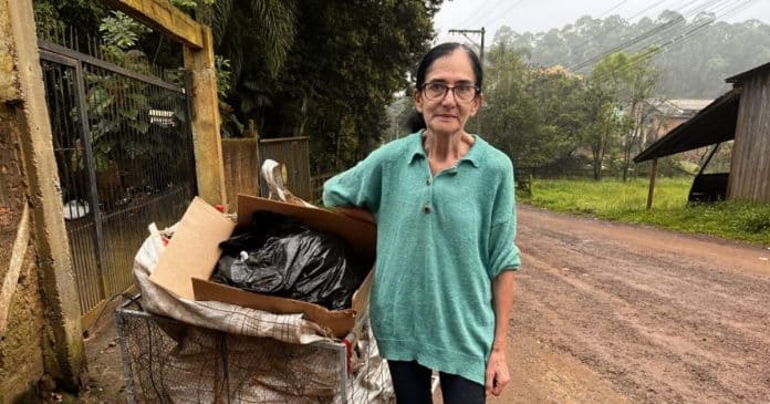 Aposentada faz viagem dos seus sonhos após conseguir dinheiro com reciclagem