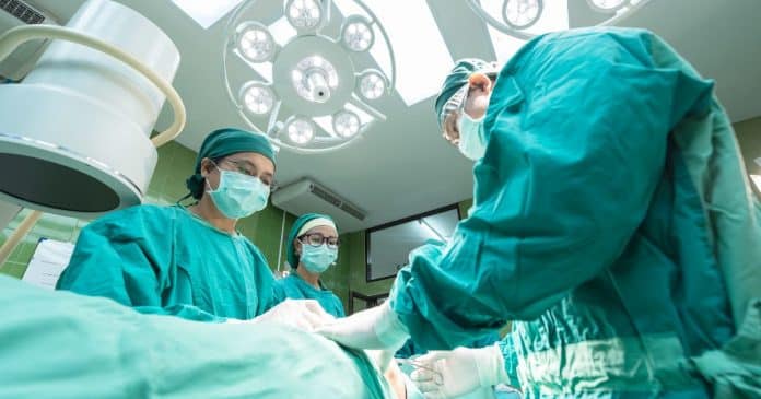 AVANÇO: Cirurgiões realizam primeiro transplante de olho no mundo