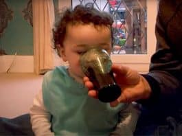 Criança de 1 ano consome seis latas de Coca-Cola por dia e só come fast food: “Risco para a saúde”