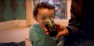 Criança de 1 ano consome seis latas de Coca-Cola por dia e só come fast food: “Risco para a saúde”