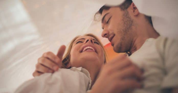 Descubra o porquê casais felizes postam menos nas redes sociais