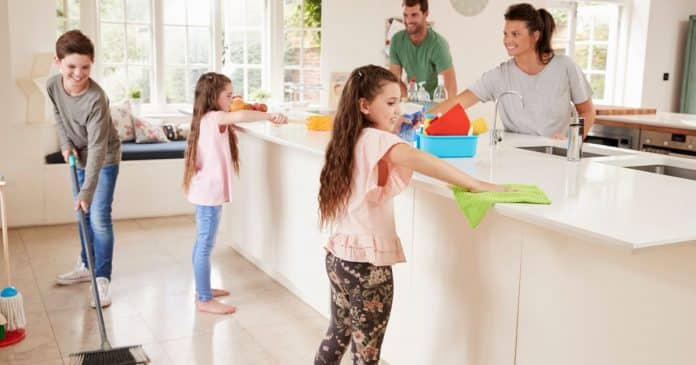 Ensine aos seus filhos que cozinhar e limpar são habilidades básicas de vida, não papéis de gênero