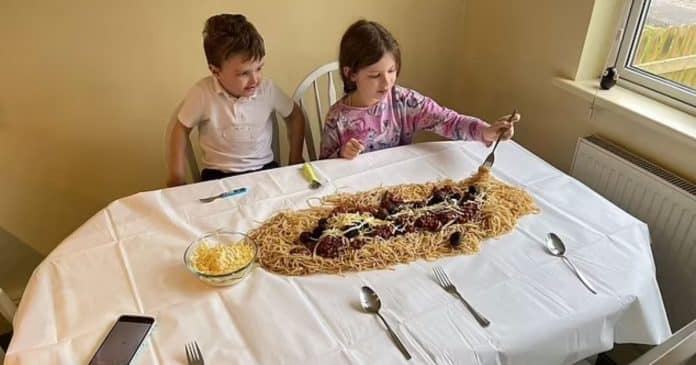 Mãe surpreende família ao servir jantar direto na mesa, sem louça: “Jantar divertido”