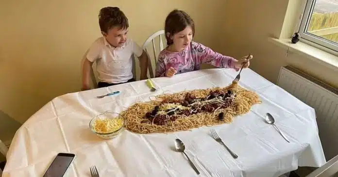 mae-surpreende-familia-ao-servir-jantar-sem-louca-jantar-divertido Mãe surpreende família ao servir jantar direto na mesa, sem louça: “Jantar divertido”