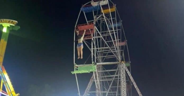 VÍDEO: Duas adolescentes despencam de roda gigante em parque de diversões no Brasil