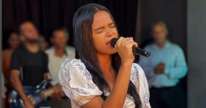 Cantora gospel de 18 anos, Aclécia Silva, morre após colisão entre ambulância e carreta