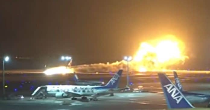 Avião pega fogo após colisão com avião que levava socorro ao terremoto no aeroporto de Tóquio